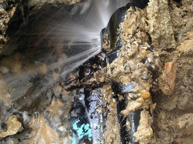 Profissional realizando caça vazamento em São Paulo